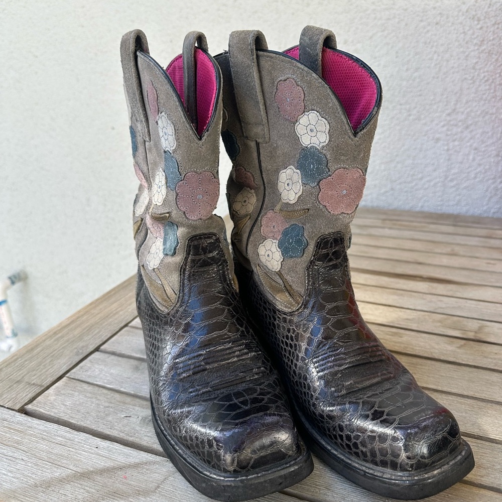 Ariat Doll Baby floral women’s Cowboy Boots 9B